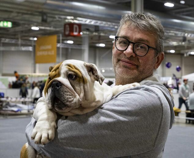 Christian Holen, fungerende leder i Norsk Bulldog Klub, er glad for at retten fant at det fortsatt skal være lov med avl på engelsk bulldog. Her med en seks måneders gammel valp på Oslo Dog Show i helgen. 